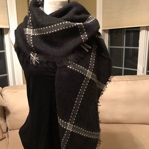 Scarf women’s winter large black and white.